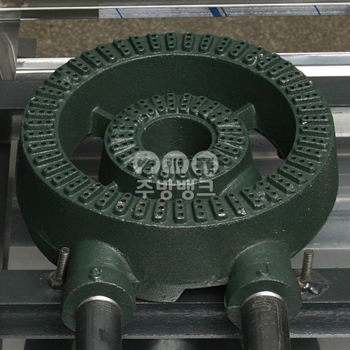 Họng gas đôi (Hay còn gọi họng to) thiết kế 6 vòng lửa giúp đun nấu hoặc ninh hầm